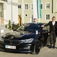 Familie Kleissner vom Murtal-Taxi vor Rathaus