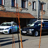 Taxis vor einem Hotel