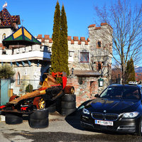 Taxi vor einem Hotel